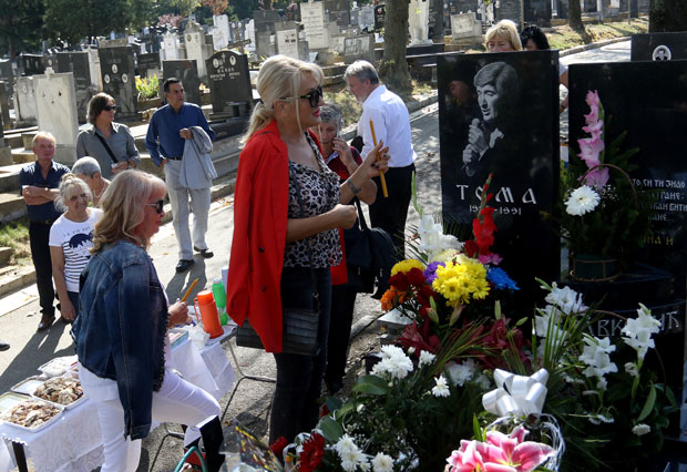 ОБЕЛЕЖЕНО 28 ГОДИНА ОД СМРТИ ТОМЕ ЗДРАВКОВИЋА: Легенда живи кроз песме (ФОТО)